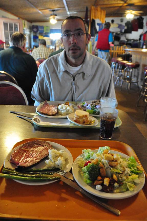 A deliciosa e revigorante 'comida de camioneiro', em Coldfoot, na Dalton Highway, no norte do Alaska